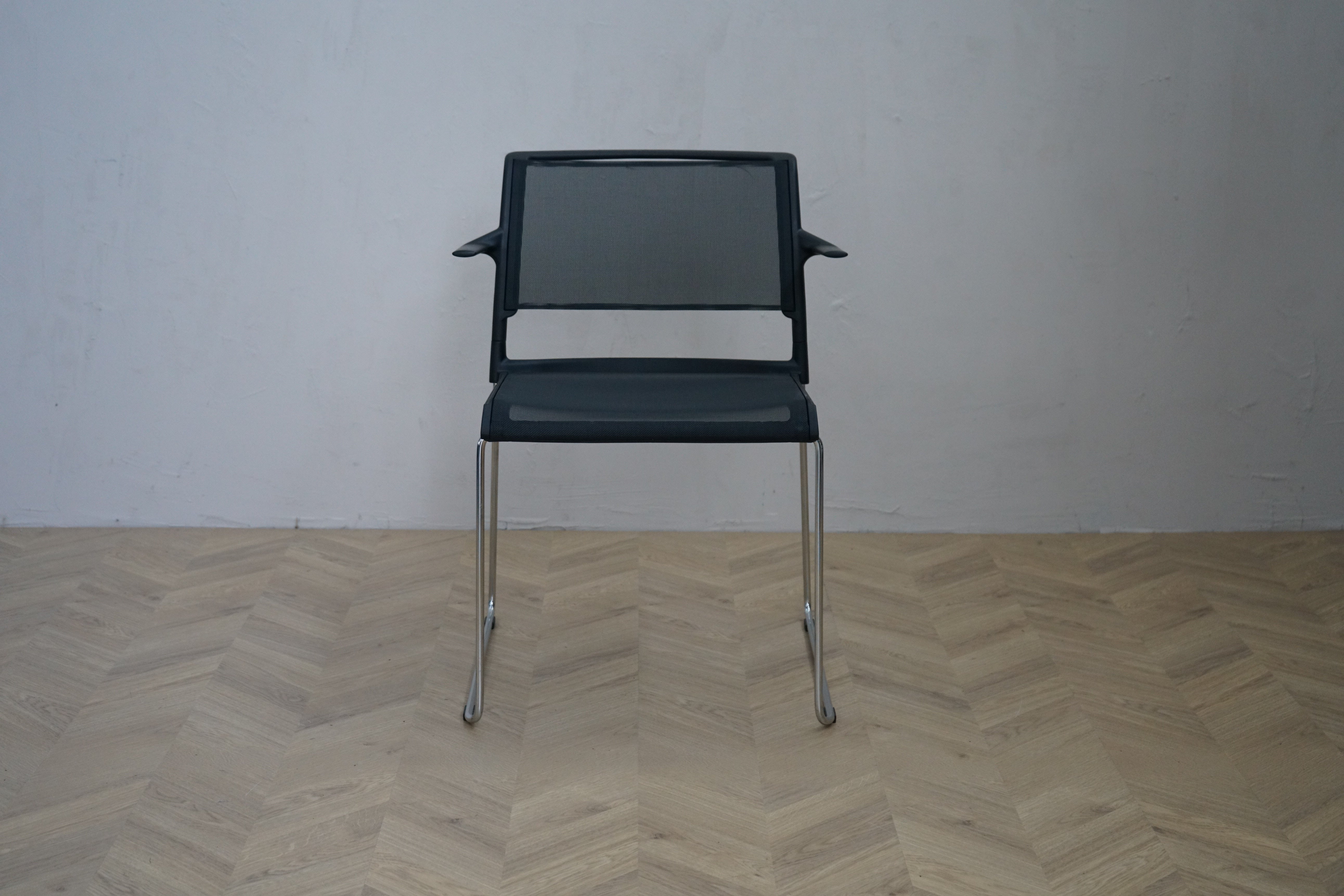 Wilkhahn Aline mødestol i sort net med armlæn og krom stel set forfra